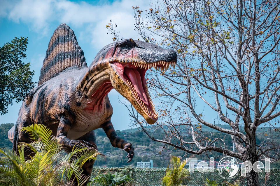 Life-size animatronic Brachiosaurus and T-Rex at Guandu Adventure Park Taipei 2026